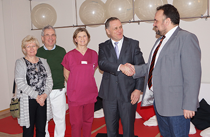 Von links: Petra Mittag, Dr. Bernd Mittag, Petra Unger (Leitende Hebamme), Joachim Krekel (Kaufmnnischer Direktor) und Rechstanwalt Georg Becker. Foto: DRK Krankenhaus
