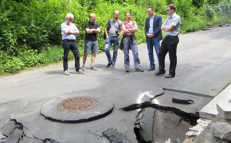 Beschftigen sich mit den FOlgen des Klimawandels: (von links) Christoph Schneider (Technischer Leiter VG Werke), Frank Reifenrath (Bauamt VG Kirchen), Christian Kotremba (Klimawandelanpassungscoach, Stiftung fr kologie und Demokratie), Dr. Astrid Kleber (Kompetenzzentrum fr Klimawandelfolgen), Tim Kraft (Leiter Wirtschaftsfrderung und Bauamt VG Kirchen) und Marco Hrter (Leiter VG-Werke). (Foto: Verbandsgemeindeverwaltung Kirchen) 