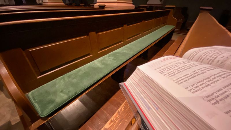 Fr die 104 Sitzbnke in der Laurentiuskirche in Nentershausen hat der Freundes- und Frderkreis des Gotteshauses jngst passgenaue Sitzpolster angeschafft. Foto: Kirchengemeinde St. Laurentius Nentershausen. Fotos: Kirchengemeinde St. Laurentius Nentershausen