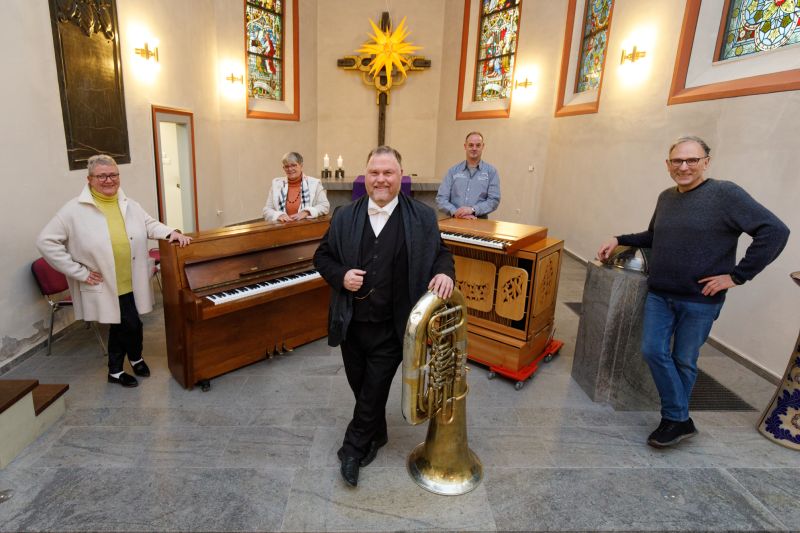 Freuen sich auf die neue Zusammenarbeit zwischen Kirchenmusik und Gemeinde (von links): die Kirchenvorstandsmitglieder Uta Tiemann, Claudia Rieck, Carsten Itzeck, Dekanatskantor Jens Schawaller (vorne) und Pfarrer Wolfgang Weik. Foto: Peter Bongard