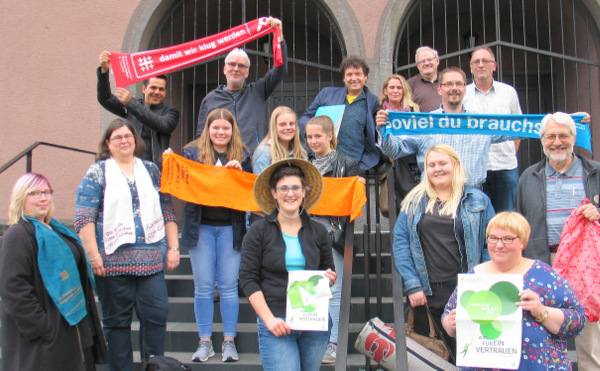 Voller Vorfreude sind wieder viele Akteure auf den bevorstehenden Evangelischen Kirchentag. Nach Dortmund macht sich die Gruppe Ende Juni unter Leitung von Pfarrerin Kirsten Galla (rechts) auf den Weg. (Foto: Petra Stroh)