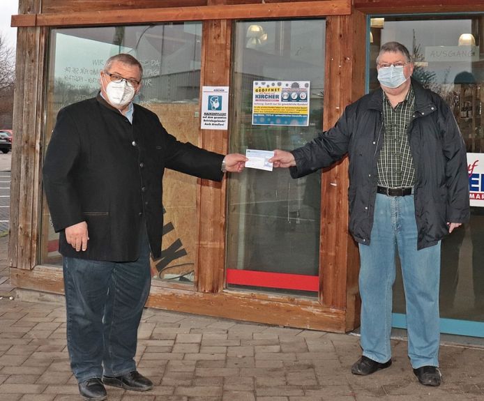 Matthias Kircher (links)berreicht die Schecks Corona-konform an Hanno Steindorf (rechts). Foto: privat