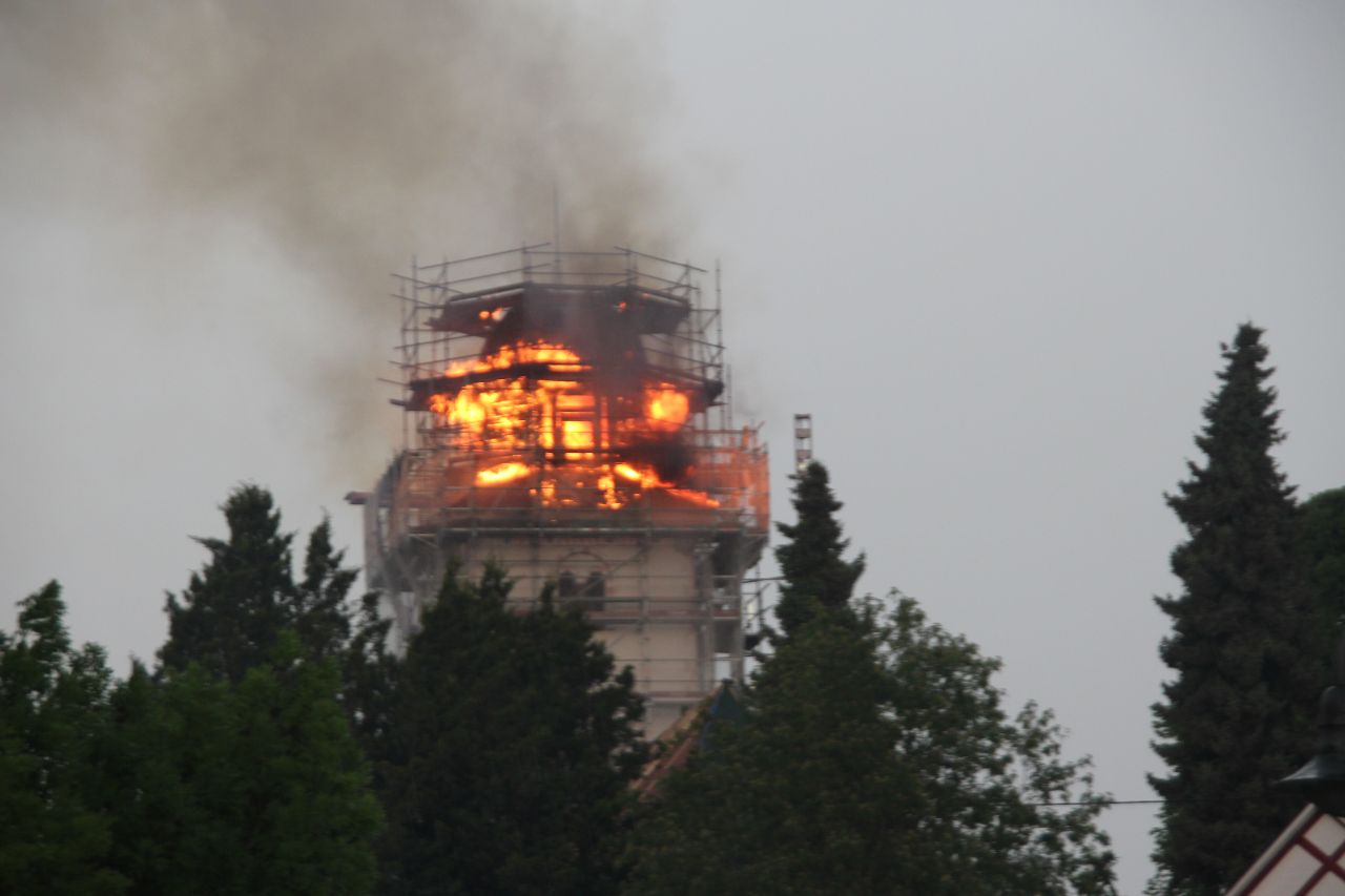 Der Dachstuhl der Nordhofener Kirche steht in Vollbrand. Fotos: Wolfgang Rabsch