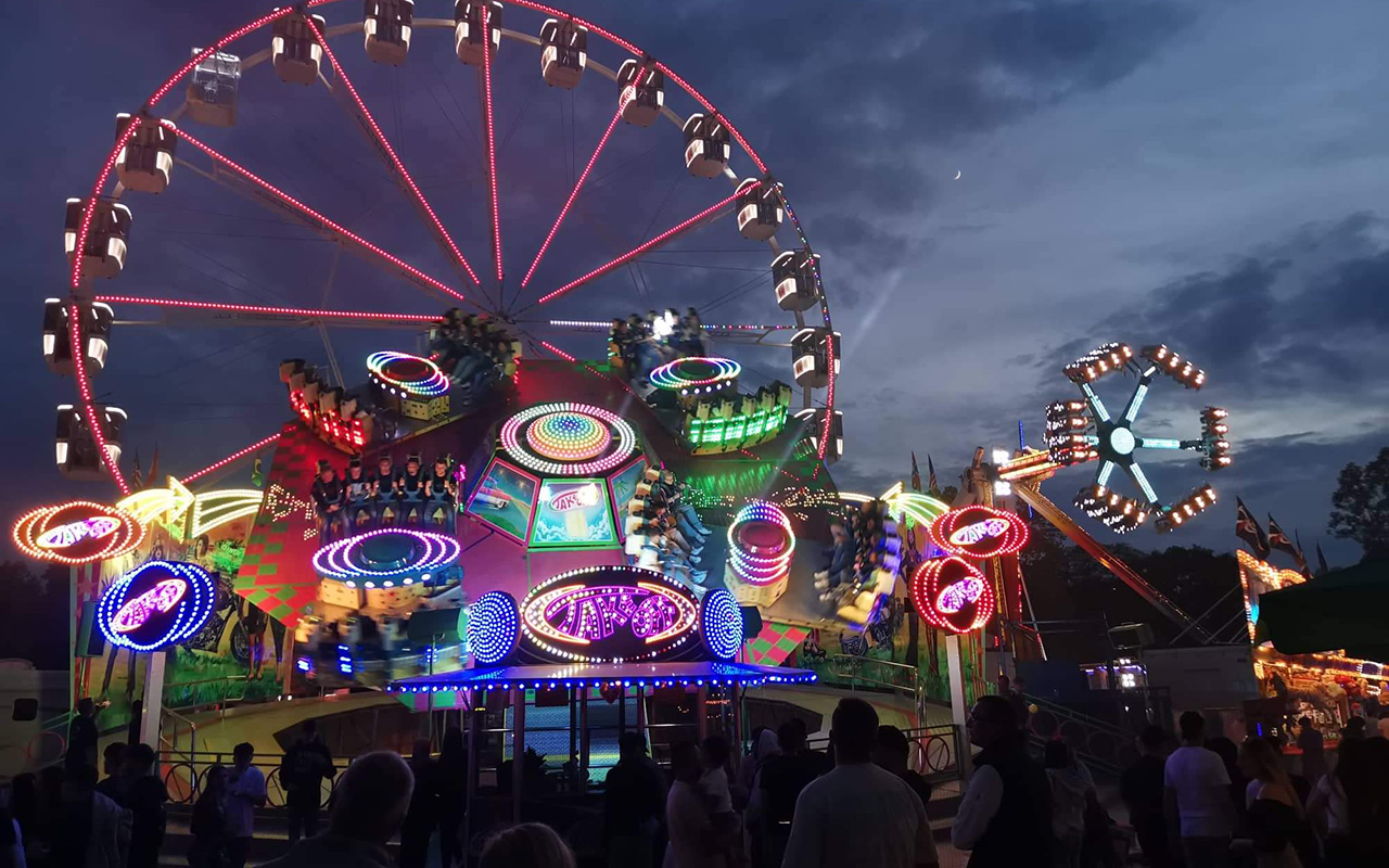 Ab auf den Rummel: Bei der Pfingstkirmes kommen Adrenalin-Junkies wieder voll auf ihre Kosten. (Foto: Stadt Neuwied/Thorsten Astor)

