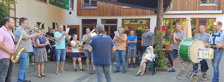 Die Musiker der Alten Kameraden brachten Kirmesfrau Jannette auf dem Heinrichshof in Burglahr ein Stndchen zum Kirmesauftakt. (Foto: Ortsgemeinde Burglahr.)