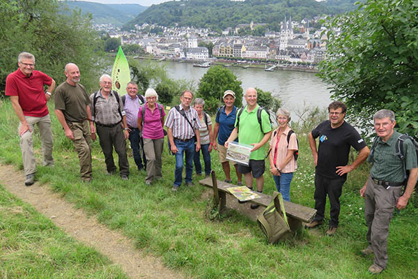 Tolle Aussichten wurden geboten, wie hier auf Boppard. Frank Bwingloh (4. von rechts) und Gnter Hahn (5. von rechts) informierten kenntnisreich. Foto: pr