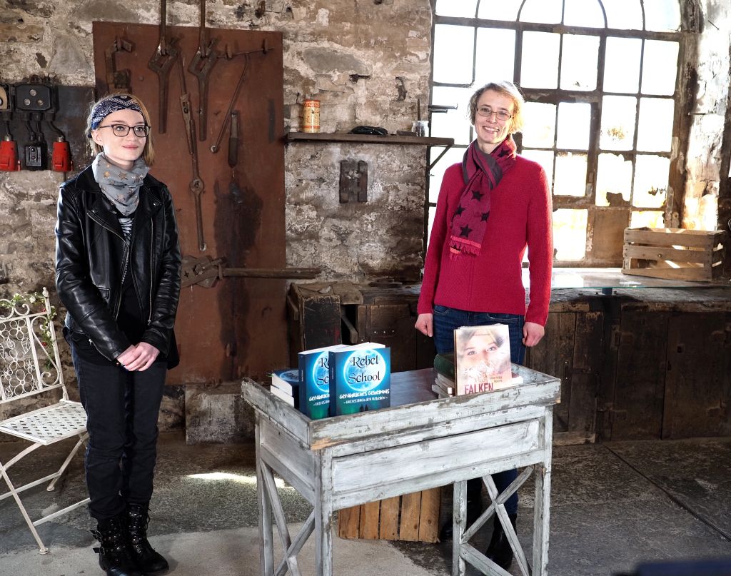 Janina Nilges (links) und Ellen Kirst bei den Dreharbeiten in der Alten Schmiede. Fotos: Tatjana Steindorf