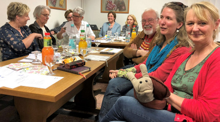 Es ist schon eine liebe Tradition beim Kinderschutzbund in Hhr-Grenzhausen, dass Mitglieder des Teams der sozialpdagogischen Fachkrfte den Mitgliedern einen Einblick geben in ihre Arbeit. In diesem Jahr sprachen Eva Grg-Aller und Kerstin Magee (vorn rechts) ber Prventionskurse und Sozialkompetenzprojekte. Mitgebracht hatten sie Kraft-Tiere, die knftig sicher auch dem Vorstand zu Hilfe kommen werden. (Foto: Verein) 