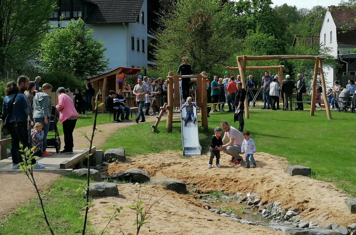 Spielfreude pur auf dem Selbacher Erlebnis-Spielplatz "Im Birkamp". Zur Einweihung waren viele Familien mit Kindern gekommen. (Fotos: Ortsgemeinde)