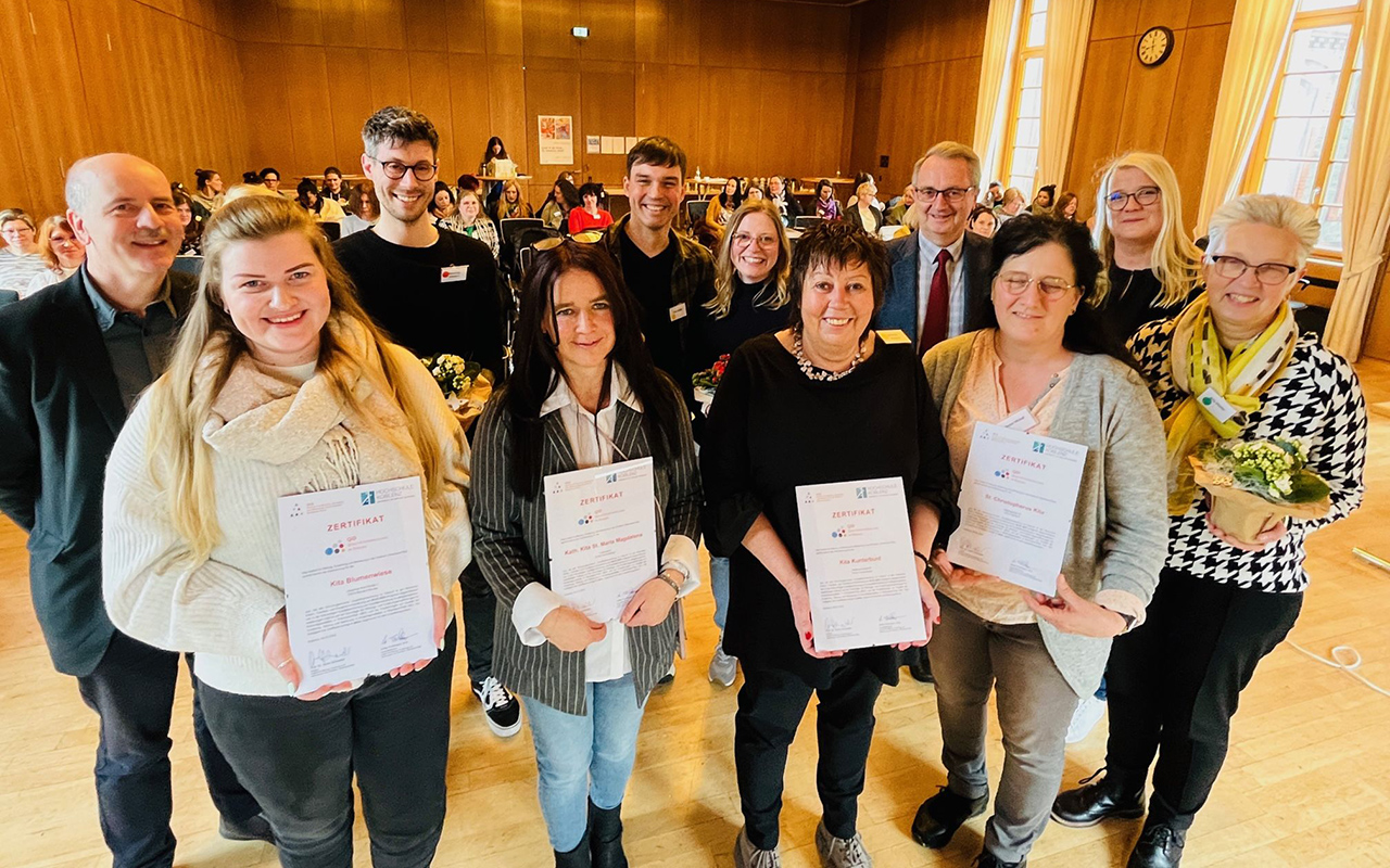 Die Vertreter von vier Kitas im Kreis Altenkirchen erhielten bei dem Fachtag ihre Zertifikate. (Foto: Kreisverwaltung/Thorsten Stahl)

