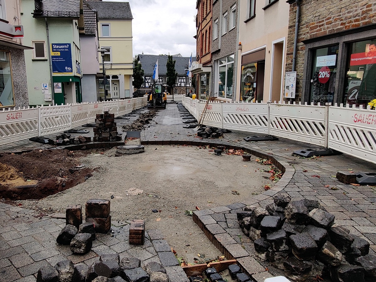 Hhr-Grenzhausen: Sanierung der Mittelrinne in der Innenstadt luft nach Plan