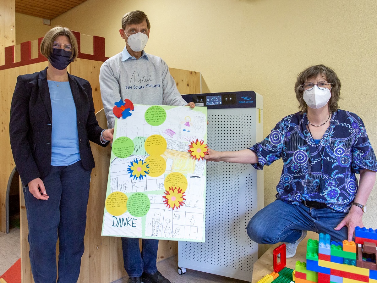 V.l.: Cordula Simmons und Dr. Johann Christian Meier von der Else Schtz Stiftung nahmen gerne den Dank der Kinder entgegen, berreicht von Kitaleiterin Elke Pollatz. (Fotoquelle: Agentur Media Schneider)