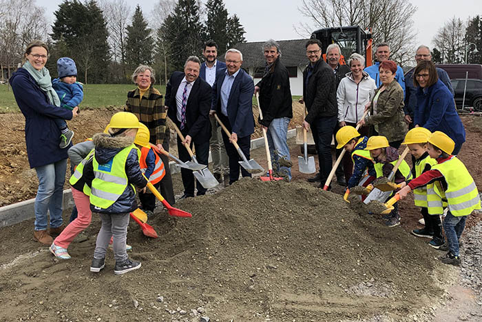 Ortsbrgermeisterin Roswitha Schulte (3.v.l.), Brgermeister Hans-Werner Breithausen (4.v.l.), Landrat Achim Hallerbach (6.v.l.), Ratsmitglieder, Planer und Bauunternehmer nahmen gemeinsam mit den Kita-Kindern zum Baustart den Spaten in die Hand. Foto: Kreisverwaltung