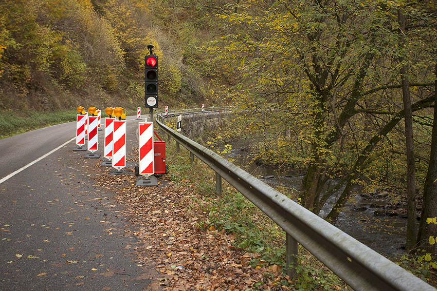 Der betreffende Abschnitt ist derzeit nur noch halbseitig befahrbar. Fotos: Wolfgang Tischler