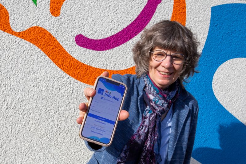 Kita-Leiterin Elke Pollatz zeigt die neue Kita-App, mit der man die Kommunikation zwischen Einrichtung und Eltern verbessern will. Foto: privat