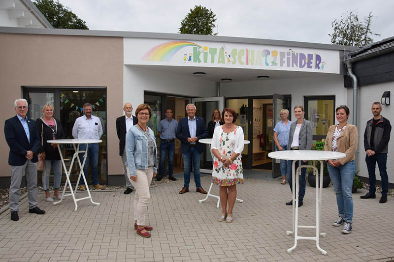 Ortsbrgermeisterin Anette Wagner (5.v.l.) gemeinsam mit Landrat Achim Hallerbach (7.v.l.), Volker Mendel (1.v.l.), der KiTa-Leiterin Dorothee Dutz (9.v.l.), Bauamtsleiter der VG Markus Sommer (13.v.l.) sowie das Architekten-Team und Mitarbeiterinnen der Schatzkiste vor der neuen KiTa in Drrholz. Foto: Kreisverwaltung
