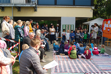 Zu Beginn des Festes begrte Kita-Leiterin Elke Grunwald die anwesenden Gste. Fotos: Frderverein der Kath. Kita St. Marien Linz e.V.