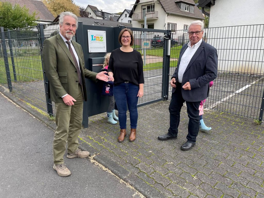 Brgermeister Dr. Faust (links) und der fr die Linzer Kitas verantwortliche Beigeordnete Karl-Heinz Wlbert bei der Schlsselbergabe an die neue Kitaleitung Manuela Wester. Foto: privat