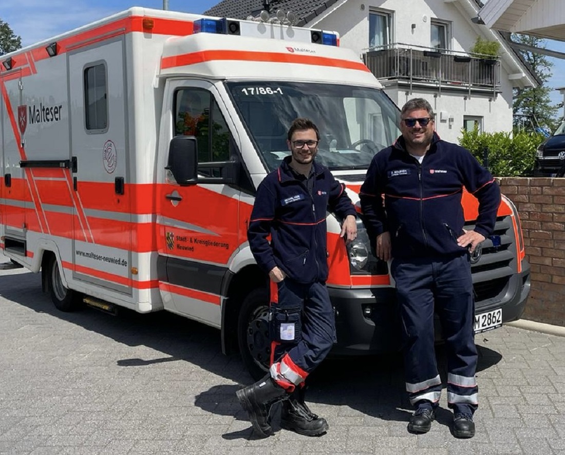 Daniel Kolenda und Michael Ogon bereiteten der Kita-Kindern einen tollen Tag und zeigten ihnen alles, was der Rettungswagen zu bieten hat. (Foto: privat)