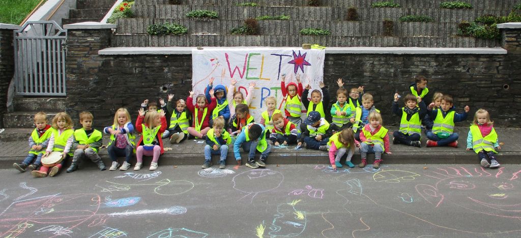 Die Mdchen und Jungen der stdtischen Kita Zum Aubach in Oberbieber treten am Weltkindertag lautstark fr ihre Rechte ein. Foto: privat       