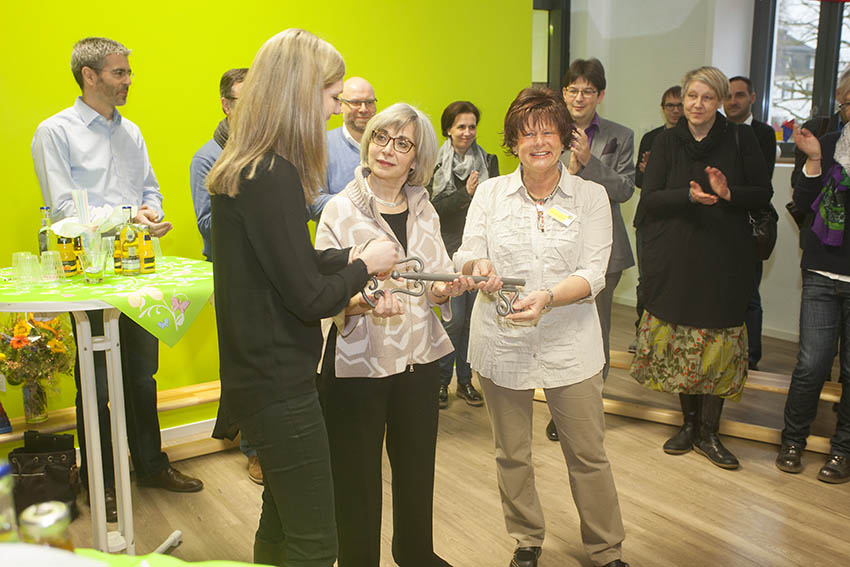 Symbolische Schlsselbergabe an Pfarrerin Freyja Eberding (Mitte) und Kindergartenleiterin Brbel Bck-Muscheid (rechts). Fotos: Wolfgang Tischler