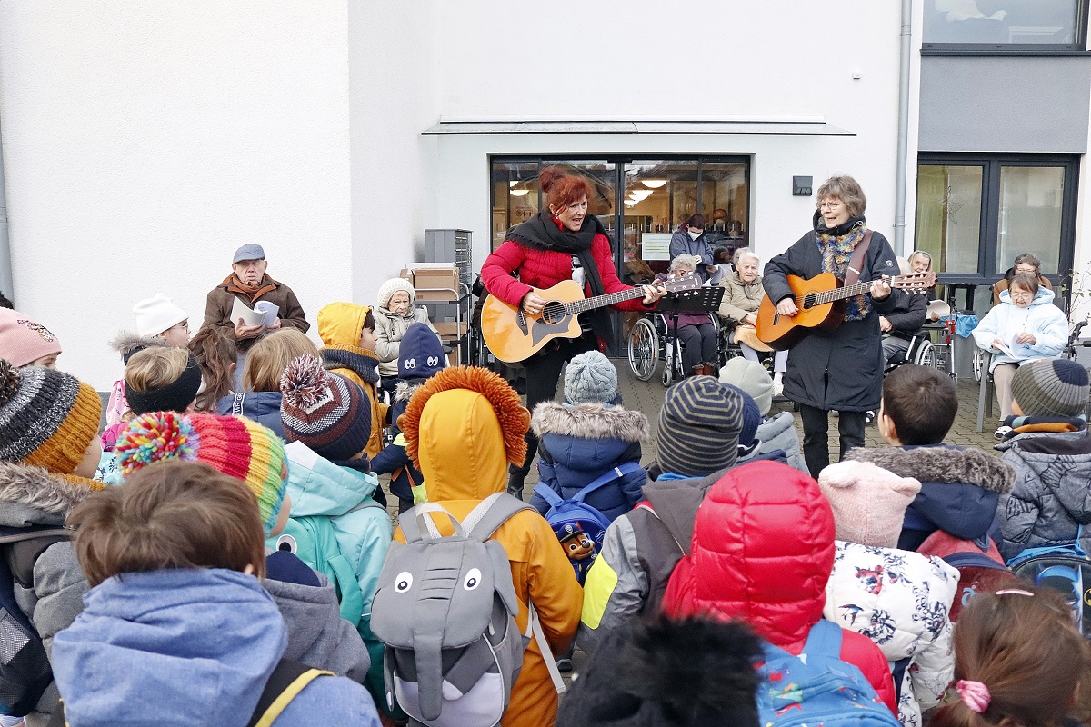 Mit Gitarrenbegleitung brachten die Kinder der Kita Sonnenschein den Nachbarn des Seniorenzentrums St. Franziskus einen musikalischen Nikolausgru. (Foto: privat)