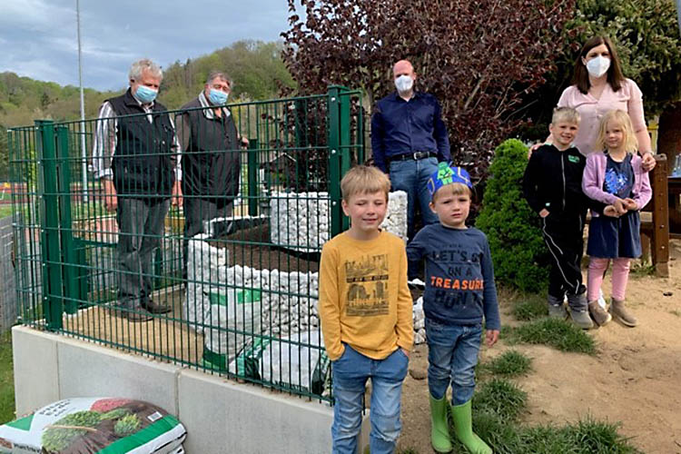 Die Erwachsenen freuen sich mit den Kindern ber die Nektar-Tankstelle und das Wildbienen-Haus. Foto: J.-H- Wester / Team Aphasie-Art Selbsthilfe Waldbreitbach  