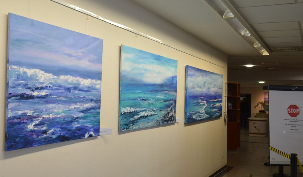 Meeresbilder aus der Serie Kraft der Stille von Kirstin Toennes-Still im St. Vincenz-Krankenhaus. Fotos: privat