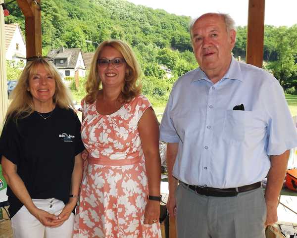 Von links nach rechts: Gaby Zils (bisherige Vorsitzende des Frdervereins Bad Sayn), Christiane Jung (neue Vorsitzende des Frdervereins Bad Sayn), 1. Beigeordneter Bernhard Wiemer. Foto: Privat