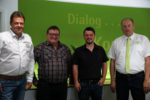 Alexander Kern (links) und Friedhelm Schumacher (rechts) mit den Gewinnern Reiner Kroll und Nils Dümmler (von links). Fotos: LJS