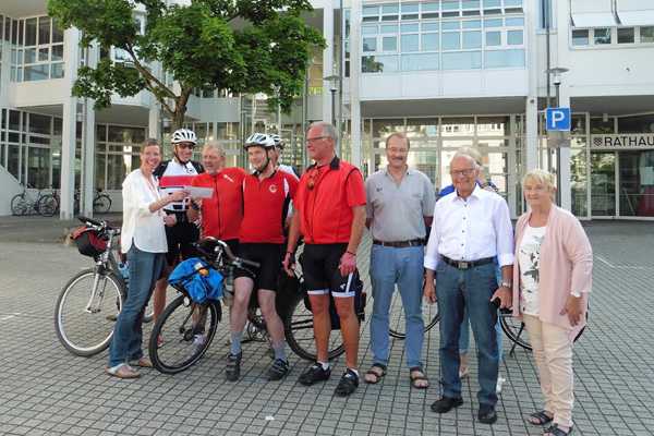 Das Partnerschaftskomitee Bad Honnef-Wittichenau: Vorsitzende Cornelia Nasner (links) und Mitglieder des Partnerschaftskomitees Bad Honnef-Wittichenau verabschieden die Fahrradgruppe, die in gut einer Woche in der Partnerstadt Wittichenau ankommen mchte. Foto: Privat