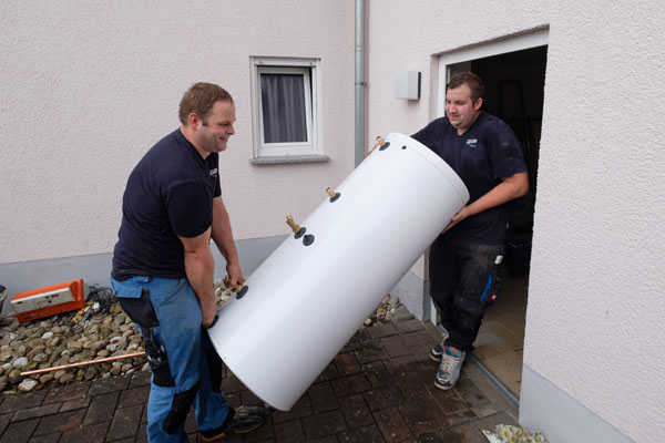 Familie Rotek aus dem Westerwald nahm ebenfalls an den Raustauschwochen teil trennte sich von ihrer alten lheizung und lie mit Untersttzung der evm eine moderne, effiziente Gasbrennwertheizung einbauen. Foto: evm/Homann