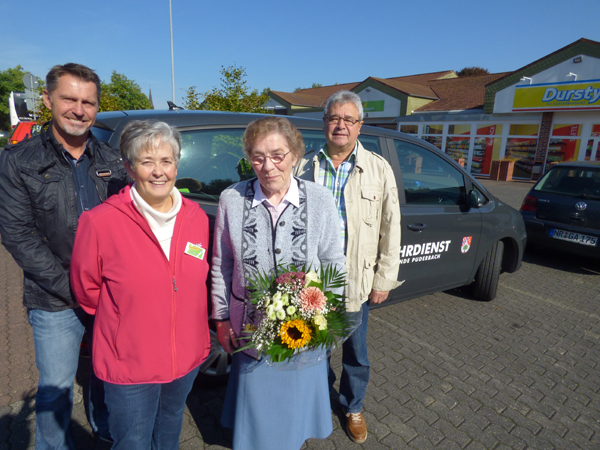 Mit einem Blumenstrau begrten in Vertretung von Brgermeister Volker Mendel, Karl Hauck (links) und Erwin Hoffmann (rechts) Anni Noll aus Raubach (2. von rechts) als den 1.000 Fahrgast des Brgerfahrdienstes der VG Puderbach. Gratulation auch von der Fahrerin Angelika Ammersbach (Zweite von links). Frau Noll freute sich riesig ber die gelungene berraschung und lobte sehr die Einrichtung des Brgerfahrdienstes und die Freundlichkeit und Hilfsbereitschaft des gesamten Teams. Foto: Privat