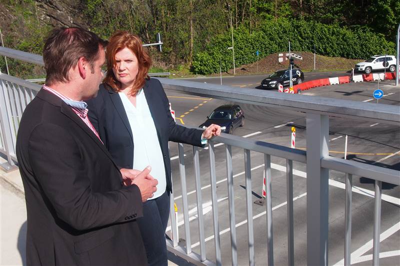 Hat ein Kreisel am Sdknoten doch noch eine Chance? Lutz Nink, der Leiter des Landesbetriebs Mobilitt (LBM) in Diez, erklrte der FDP-Politikerin Sandra Weeser die nchsten Schritte. Foto: ddp