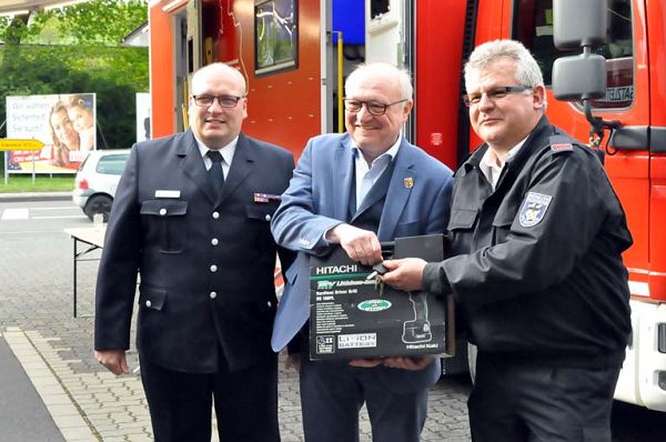 Schlsselbergabe an den Teileinheitsfhrer Christoph Schultheis (rechts) durch Landrat Michael Lieber (Mitte) und den stellvertretenden Kreisfeuerwehrinspekteur (KFI) Matthias Theis. (Fotos: kk)