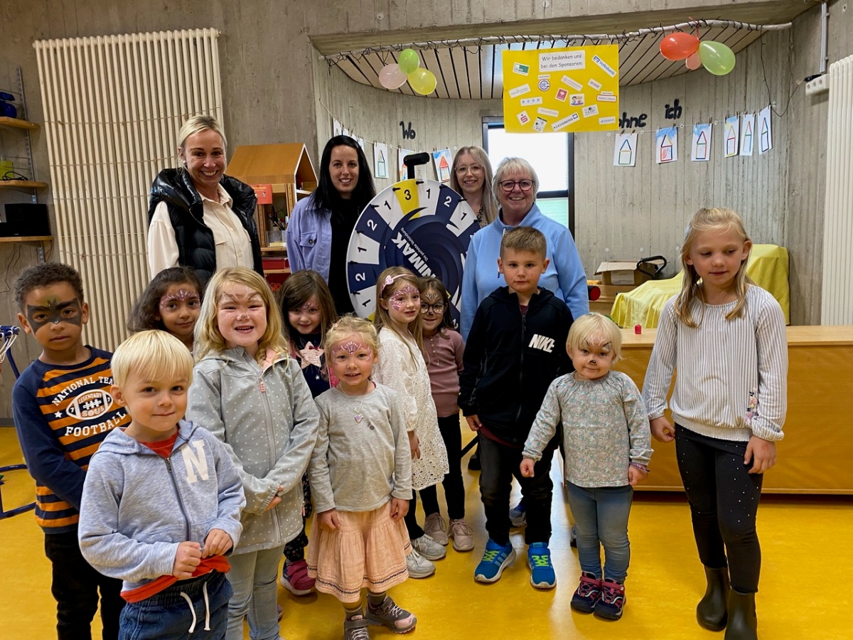 Das Glcksrad hatte beim Kita-Fest 2022 magische Anziehungskrfte. Mit den Kindern von links: Nadine Engelberth, Rebekka Schneider, Anna Teuwsen und Susanne Gockel. (Fotos: KathaBe)