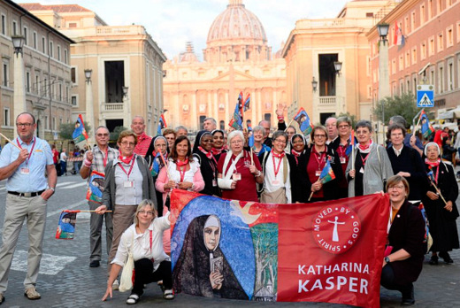 Eine Pilgergruppe im Zeichen Katharina Kaspers in Rom. (Foto: Bistum Limburg)