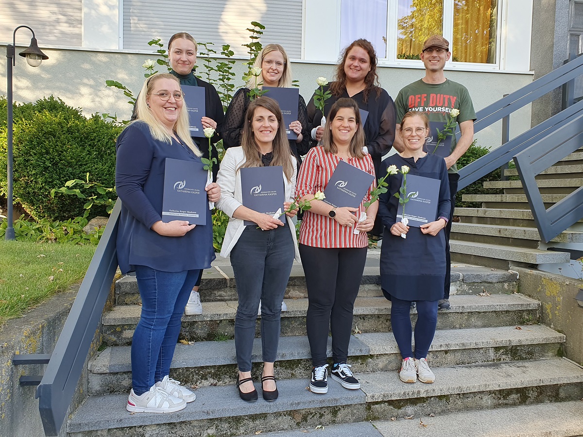Acht stolze neue Absolventen an der Katharina Kasper Akademie 