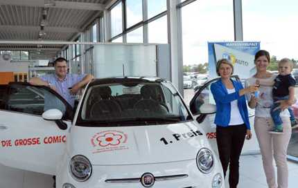 Jeder der ein Los kauft, kann das schmucke Auto gewinnen. Die Schlsselbergabe, von links: Ulrich Fischer, Sabine Hottgenroth-Voigt und Desiree Rumpel. Foto: kk