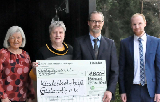 Die EAM spendet 1.800 Euro an die Freunde der Kinderkrebshilfe Gieleroth: (von links) Christa Demuth, Vorstandsmitglied des Vereins, Vorsitzende Jutta Fischer sowie Marco Müller und Johannes Rudolph von der EAM. (Foto: kkö)