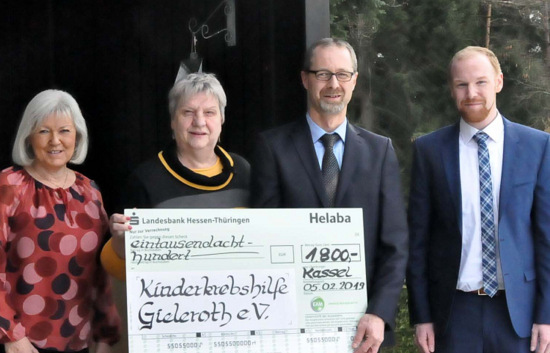 Die EAM spendet 1.800 Euro an die Freunde der Kinderkrebshilfe Gieleroth: (von links) Christa Demuth, Vorstandsmitglied des Vereins, Vorsitzende Jutta Fischer sowie Marco Mller und Johannes Rudolph von der EAM. (Foto: kk)