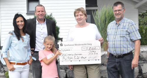 Freuen sich gemeinsam ber viele Besucher beim Sommerfest der Freunde der Kinderkrebshilfe Gieleroth: (von links) Silke und Ralf Siefen mit Tochter Selina, Jutta und Ulli Fischer bei der Spendenbergabe in Malberg. (Foto: kk)