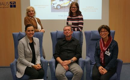 Sitzend von links: Anett Sandkuhl (Verwaltungsdirektorin), Ralf Esper (Leiter Radiologie), Renate Michel (Lehrerin der BILDUNGSWERKstadt, Limburg) und stehend Sabine Schmalebach (Pflegedirektorin), Lara Limke (Auszubildende) prsentierten den Ausbildungsberufe des Evang. Krankenhauses Dierdorf/Selters. Foto: Krankenhaus