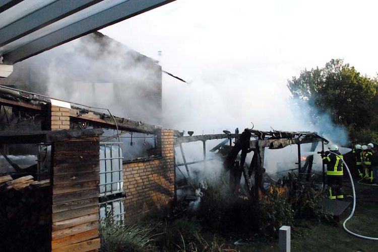 Das Feuer vom Carport sprang auf das angrenzende Wohnhaus ber. Fotos: kk