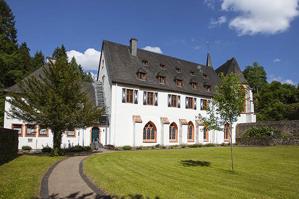 Die Abgeschiedenheit, die vielfltigen Angebote und nicht zuletzt die klsterliche Schlichtheit sind es, die viele Menschen fr Kloster Ehrenstein begeistern. Foto: Anne Orthen