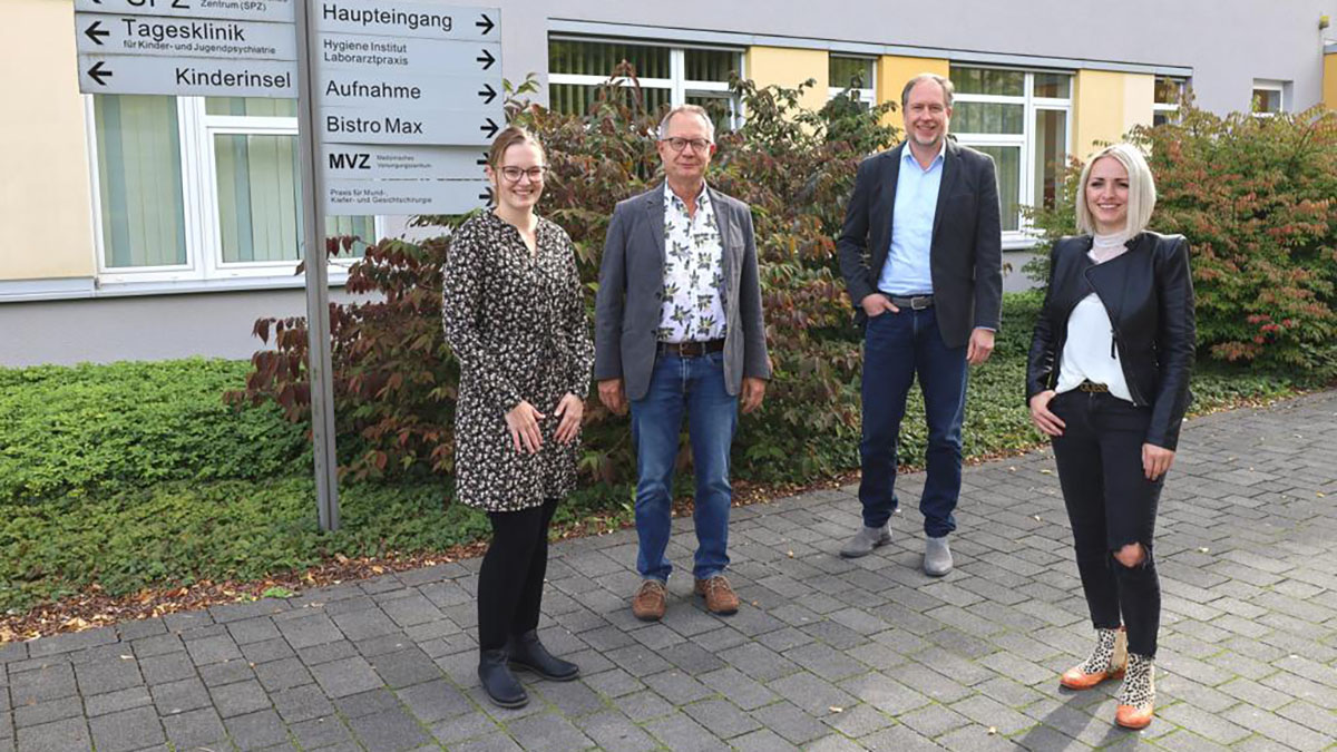 Ricarda Kreuz (v. l.), Peter Paul Rude, Carsten Jochum (MVZ) und Sina Sippel verknden die bergabe der Praxis. (Foto: MVZ)