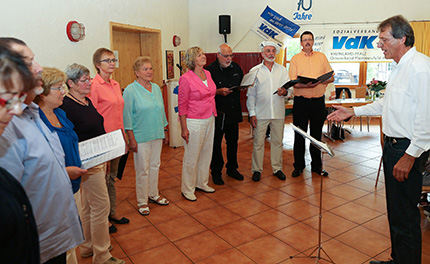 Chorleiter Gnter Brandenburger wird mit seinen Sngerinnen und Sngern des Chores Klangfarben A3 das Erntedank- und Oktoberfest der Horhausener Senioren musikalisch gestalten. Foto: Seniorenakademie