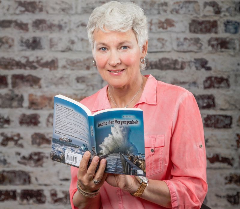 Karin Klasen mit ihrem neuen Buch. Foto: Verlag