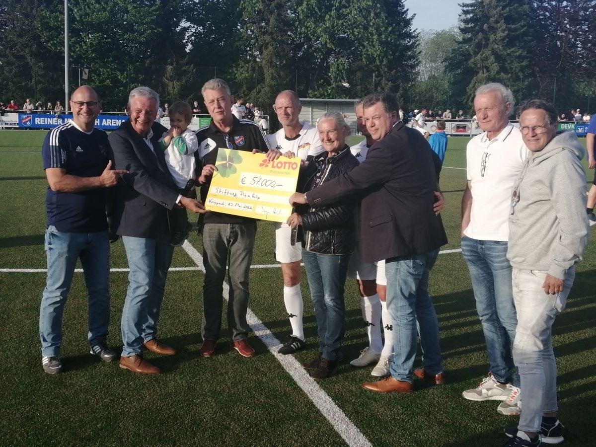 Da war die Freude gro, als Reiner Meutsch (2. von links) den symbolischen Spendenscheck aus den Hnden von Monika Sauer, der Prsidentin des Sportbundes Rheinland, erhielt. (Foto: vh)