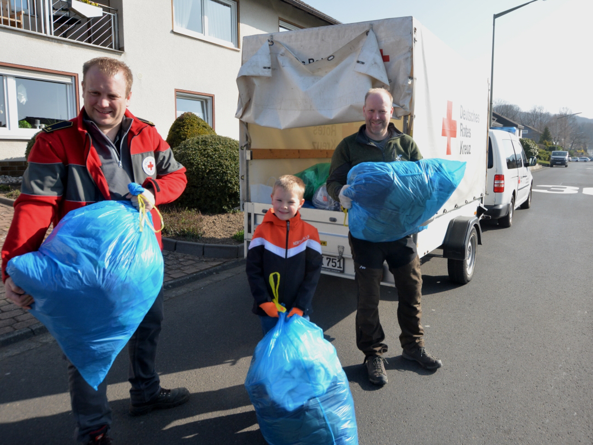 Bereitschaftsleiter Stefan Theis (links) war mit seinem Bruder Christian Theis und dessen Sohn Alexander zunchst am frhen Morgen in Herkersdorf (Foto) und Offhausen auf Achse. Die Bereitschaft Kirchen war mit zehn Helferinnen und Helfern mit von der Partie. (Fotos: tt)